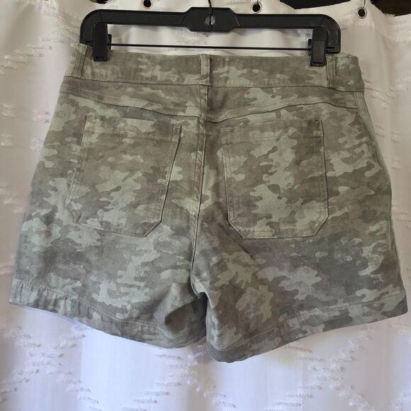 Spanx Camo On the Go Shorts - Size M - Picture 3 of 7